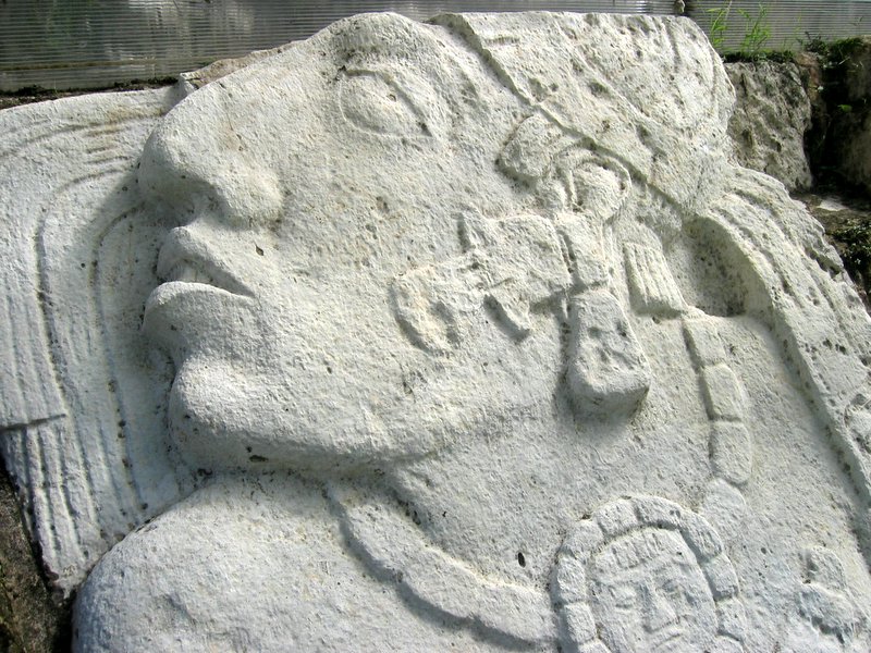 Stein-Relief eines Maya-Kopfes